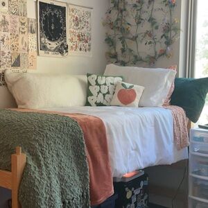 White comforter and floral bedding set Twin/Twin XL
